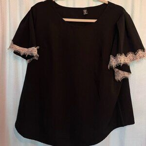 ❄️Last Chance $5❄️Black Blouse with White Accents